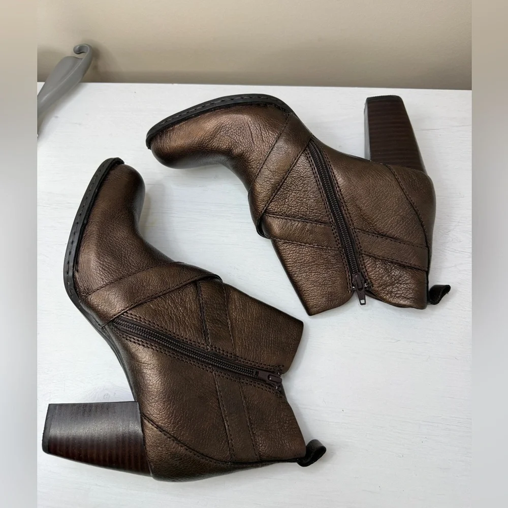 Born NWOT Bronze Leather Shola Ankle Boots Size 10